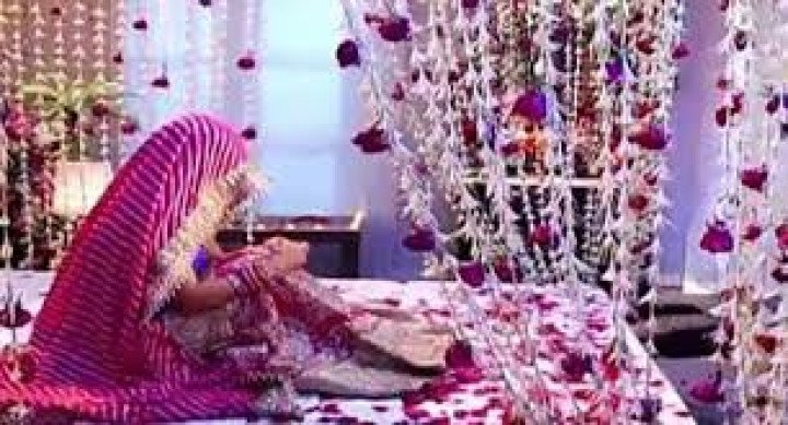 বন্ধুকে ‘প্রতিশ্রুতি’ রক্ষার নামে নববধূর সঙ্গে বাসরঘরে পাঠিয়েছেন এক নববর