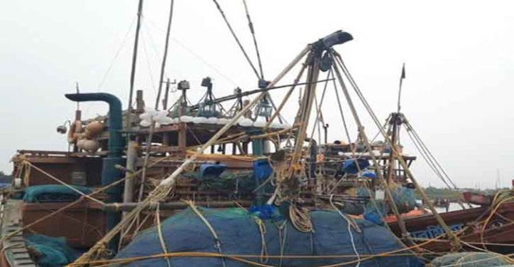 জলসীমায় অবৈধভাবে  মাছ শিকারের অপরাধে এফবি শুভযাত্রা  ট্রলারসহ ১৪ ভারতীয় জেলে আটক