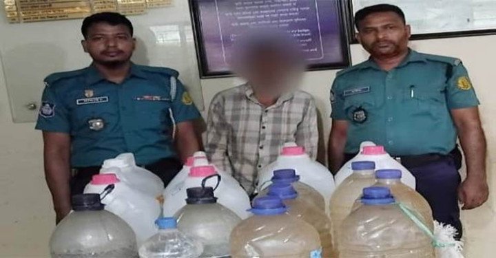 নগরীর লাক্কাতুরা চা-বাগান থেকে চোলাই মদসহ এক যুবক আটক