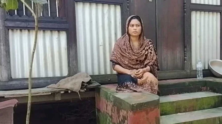 ছাত্রলীগ নেতাকে বিয়ের দাবীতে এক সন্তানের জননীর অনশন