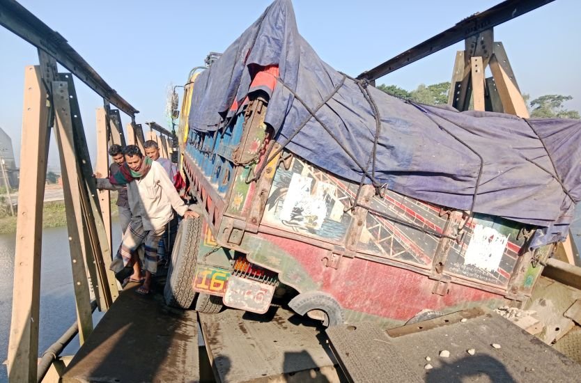 বানিয়াচংয়ে ব্রিজ ভেঙে ট্রাক আটকা, চরম দুর্ভোগে যাত্রীরা